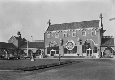 150416 Gezicht op een gedeelte van de voorgevel van het N.S.-station 's Hertogenbosch te 's Hertogenbosch.